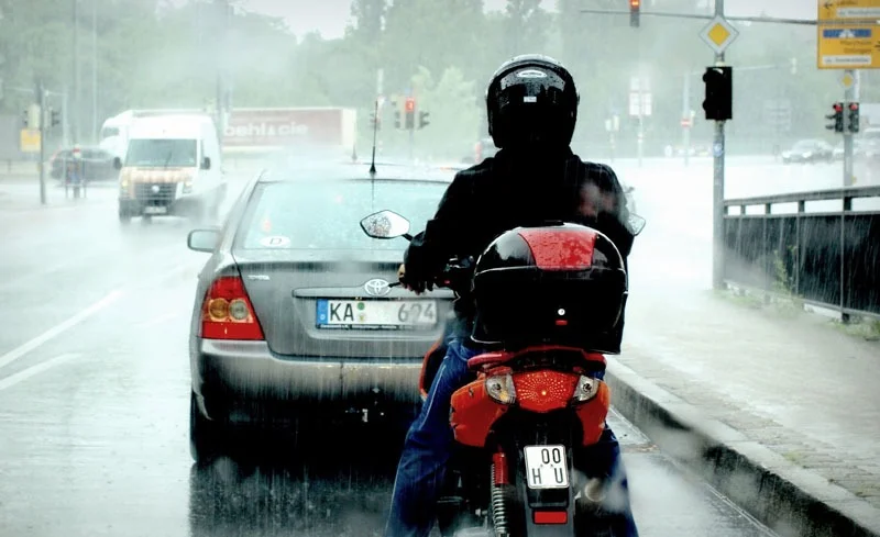 Circular en motocicleta bajo una lluvia intensa obliga a