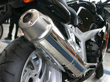 ¿Está permitido que un vehículo con motor térmico circule sin silenciador de explosiones?