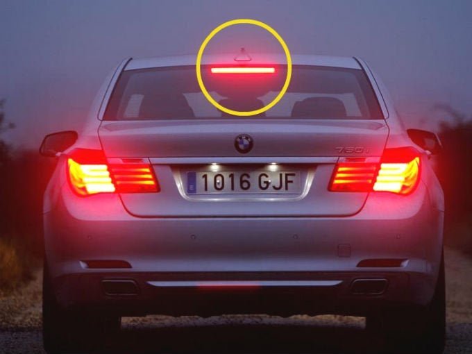Las luces rojas encendidas del vehículo de delante, ¿qué indican?